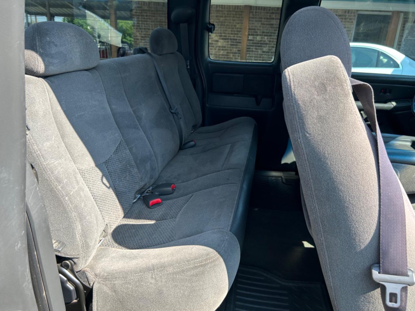 2006 Chevrolet Silverado 1500 LS Ext. Cab 4WD (1GCEK19B86Z) with an 5.3L V8 OHV 16V engine, 4-Speed Automatic Overdrive transmission, located at 1687 Business 35 S, New Braunfels, TX, 78130, (830) 625-7159, 29.655487, -98.051491 - Photo#7